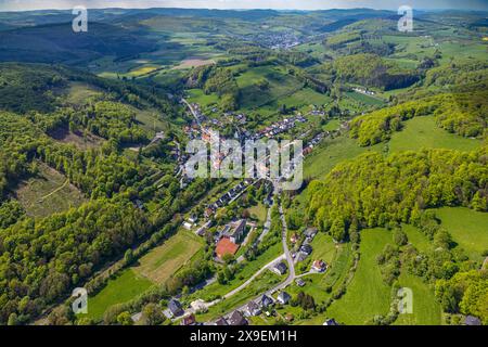 Luftbild, Wohngebiet Ortsansicht Ortsteil Messinghausen im Tal, Hügellandschaft mit Wiesen und Felder, vorne Schule Sportplatz und Tennisplätze, Waldgebiet mit Waldschäden, Blick zum Ortsteil Hoppecke, Bergkette Sauerland, Messinghausen, Brilon, Sauerland, Nordrhein-Westfalen, Deutschland ACHTUNGxMINDESTHONORARx60xEURO *** Luftaufnahme, Wohngebiet, Blick auf den Landkreis Messinghausen im Tal, hügelige Landschaft mit Wiesen und Feldern, vorne Schulsport- und Tennisplätze, Waldgebiet mit Waldschäden, Blick auf den Landkreis Hoppecke, Bergmassiv Sauerland, Messinghausen, Stockfoto