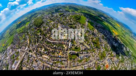 Luftbild, Wohngebiet Ortsansicht Brilon Stadtgebiet, Rathaus und Kath. Propsteikirche St. Petrus und Andreas, Erdkugel, Fisheye Aufnahme, Fischaugen Aufnahme, 360 Grad Aufnahme, winzige Welt, kleiner Planet, Fisheye Bild, Brilon, Sauerland, Nordrhein-Westfalen, Deutschland ACHTUNGxMINDESTHONORARx60xEURO *** Luftaufnahme, Wohngebiet, Blick auf Brilon-Stadt, Rathaus und St. Peter- und Andreas-Kirche, Erdkugel, Fisheye-Bild, 360-Grad-Bild, winzige Welt, kleiner Planet, Fischaugenbild, Brilon, Sauerland, Nordrhein-Westfalen, Deutschland ATTENTIONxMINDESTHONORARx60xEURO Stockfoto