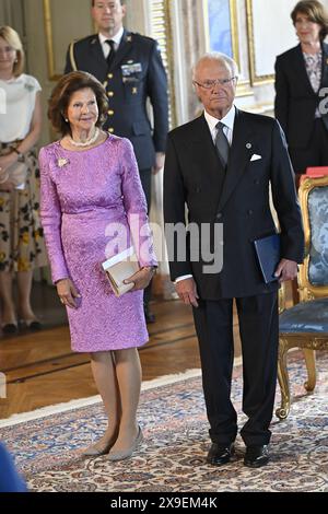 Stockholm, Schweden. 31. Mai 2024. STOCKHOLM, SCHWEDEN 20240531 König Carl XVI. Gustaf und Königin Silvia im Königspalast während der Zeremonie, bei der prominente Schweden vom König königliche Orden erhalten. Stockholm, Schweden am 31. Mai 2024 Foto: Henrik Montgomery/TT/Code 10060 Credit: TT News Agency/Alamy Live News Stockfoto