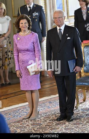 Stockholm, Schweden. 31. Mai 2024. STOCKHOLM, SCHWEDEN 20240531 König Carl XVI. Gustaf und Königin Silvia im Königspalast während der Zeremonie, bei der prominente Schweden vom König königliche Orden erhalten. Stockholm, Schweden am 31. Mai 2024 Foto: Henrik Montgomery/TT/Code 10060 Credit: TT News Agency/Alamy Live News Stockfoto