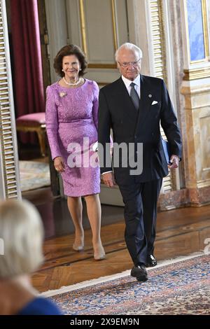 Stockholm, Schweden. 31. Mai 2024. STOCKHOLM, SCHWEDEN 20240531 König Carl XVI. Gustaf und Königin Silvia im Königspalast während der Zeremonie, bei der prominente Schweden vom König königliche Orden erhalten. Stockholm, Schweden am 31. Mai 2024 Foto: Henrik Montgomery/TT/Code 10060 Credit: TT News Agency/Alamy Live News Stockfoto