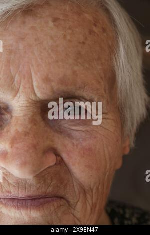 Nahaufnahme des Auges einer alten Frau, in die Kamera schauen Stockfoto