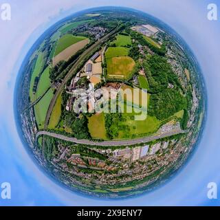 Luftbild, Hof gut Schulte und Mörike Grundschule, Somborn Dünnebecke mit Brandruine, Bahnlinie und Autobahn A40 mit Raststätte Beverbach, Erdkugel, Fisheye Aufnahme, Fischaugen Aufnahme, 360 Grad Aufnahme, winzige Welt, kleiner Planet, Fisheye Bild, Lütgendortmund, Dortmund, Ruhrgebiet, Nordrhein-Westfalen, Deutschland ACHTUNGxMINDESTHONORARx60xEURO *** Luftaufnahme, gut Schulte und Mörike Grundschule, Somborn Dünnebecke mit Feuerruine, Eisenbahnlinie und Autobahn A40 mit Rastplatz Beverbach, Erdkugel, Fischaugenbild, Fischaugenbild, 360 Grad Bild, winzige Welt, kleiner Planet, Fischauge Stockfoto