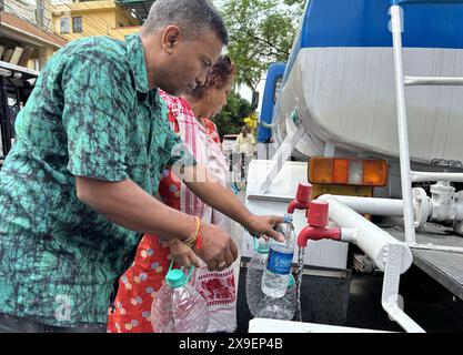 Siliguri, Westbengalen, INDIEN. 31. Mai 2024. Die Bewohner stellen sich an, um am 31. Mai 2024 Trinkwasser zu sammeln, das von PHE-Wassertanks in Siliguri bereitgestellt wurde. Die gesamten Gebiete, einschließlich 47 Gemeinden unter Siliguri Municipal Corporation, sind mit den Trinkwasserproblemen konfrontiert, die im letzten Jahr durch die Sturzfluten im Fluss Teesta verursacht wurden, die die Trinkwasseraufbereitungsanlagen bewirkten, in denen das Trinkwasser an die verschiedenen Stationen in Siliguri geliefert wurde. (Kreditbild: © Diptendu Dutta/ZUMA Press Wire) NUR REDAKTIONELLE VERWENDUNG! Nicht für kommerzielle ZWECKE! Stockfoto