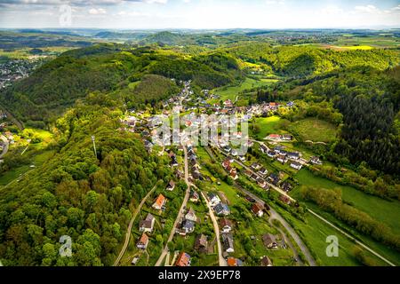 Luftbild, Wohngebiet Ortsansicht Ortsteil Padberg im Tal und umgeben von waldiger Hügellandschaft, gelbe Kirche St. Maria Magdalena, Padberg, Marsberg, Sauerland, Nordrhein-Westfalen, Deutschland ACHTUNGxMINDESTHONORARx60xEURO *** Luftaufnahme, Wohngebiet, Blick auf Padberg im Tal und umgeben von bewaldeter Hügellandschaft, gelbe Kirche St. Maria Magdalena, Padberg, Marsberg, Sauerland, Nordrhein-Westfalen, Deutschland ATTENTIONxMINDESTHONORARx60xEURO Stockfoto