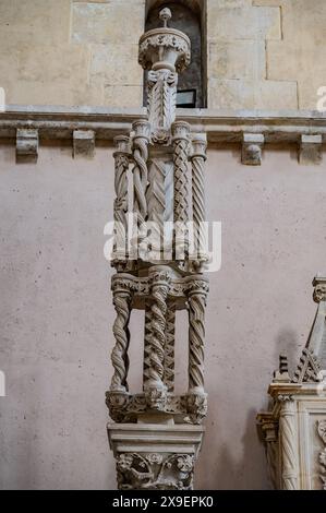 Santa Maria de Arabona ist eine Abtei aus dem 12. Jahrhundert, die sich im gleichnamigen Weiler in der Gemeinde Manoppello befindet Stockfoto