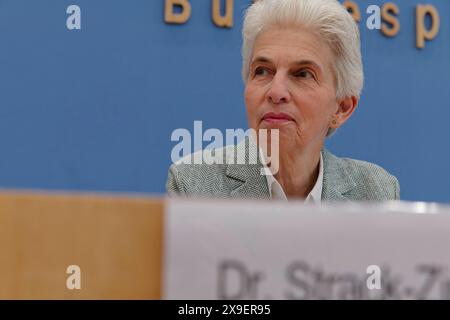 Strack-Zimmermann zur Verteidigungspolitik 2024 2011-05-31 Deutschland, Berlin - Bundespressekonferenz: Marie-Agnes Strack-Zimmermann FDP, Stellvertretende Bundesvorsitzende und Vorsitzende des Verteidigungsausschusses im Deutschen Bundestag, zum Stand der Sicherheits- und Verteidigungspolitik in Deutschland und Europa. *** Strack Zimmermann zur Verteidigungspolitik 2024 05 31 Deutschland, Berlin Bundespressekonferenz Marie Agnes Strack Zimmermann FDP , Stellvertretende Bundesvorsitzende und Vorsitzende des Verteidigungsausschusses im Deutschen Bundestag, zum Stand der Sicherheits- und Verteidigungspolitik in Deutschland und Europ Stockfoto