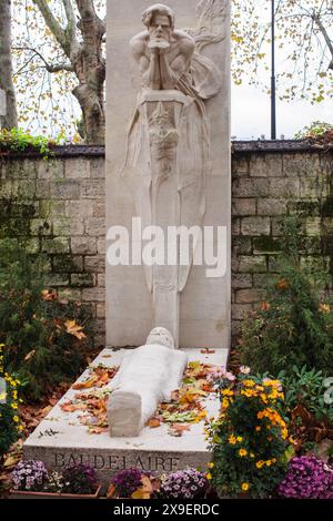 Paris, Frankreich; Montparnasse Friedhof mit dem Grab von Charles Baudelaire, dem großen französischen Dichter, Autor von Les Fleurs du Mal Stockfoto