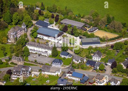 Luftbild, Schlossanlage, Hotel Schloss Gevelinghausen, Fachwerk, Kath. Kirche St. Maria Magdalena, Reiterhof, Gevelinghausen, Olsberg, Sauerland, Nordrhein-Westfalen, Deutschland ACHTUNGxMINDESTHONORARx60xEURO *** aus der Vogelperspektive, Schloss Gevelinghausen, Fachwerkhaus, katholische Kirche St. Maria Magdalena, Reitstall, Gevelinghausen, Olsberg, Sauerland, Nordrhein-Westfalen, Deutschland ACHTUNGxMINDESTHONORARx60xEURO Stockfoto