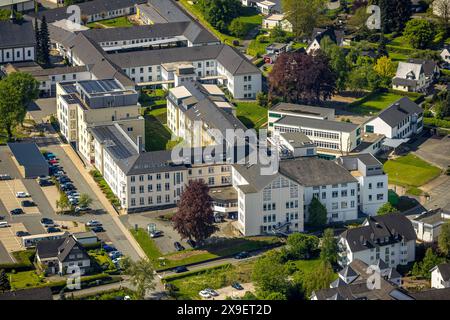 Luftbild, Elisabeth Klinik, Eduardus-Krankenhaus gGmbH, St. Martinus-Grundschule, Bigge, Olsberg, Sauerland, Nordrhein-Westfalen, Deutschland ACHTUNGxMINDESTHONORARx60xEURO *** Luftaufnahme, Elisabeth Klinik, Eduardus Krankenhaus gGmbH, St Martinus Grundschule, Bigge, Olsberg, Sauerland, Nordrhein-Westfalen, Deutschland ATTENTIONxMINDESTHONORARx60xEURO Stockfoto