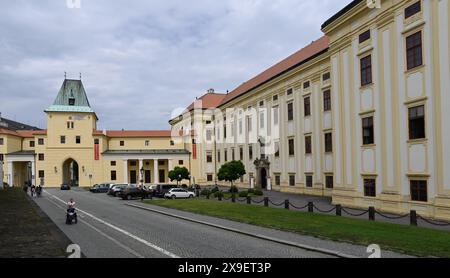 Kromeriz, Tschechische Republik. 31. Mai 2024. Das Schloss Kromeriz, Tschechische Republik, 31. Mai 2024. Schloss Kromeriz ist ein gut erhaltenes Beispiel einer europäischen barocken Fürstenresidenz und ihrer Gärten. Die UNESCO hat die Gärten und das Schloss Kromeriz 1998 zum Weltkulturerbe erklärt. Quelle: Dalibor Gluck/CTK Photo/Alamy Live News Stockfoto