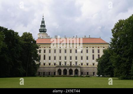 Kromeriz, Tschechische Republik. 31. Mai 2024. Das Schloss Kromeriz, Tschechische Republik, 31. Mai 2024. Schloss Kromeriz ist ein gut erhaltenes Beispiel einer europäischen barocken Fürstenresidenz und ihrer Gärten. Die UNESCO hat die Gärten und das Schloss Kromeriz 1998 zum Weltkulturerbe erklärt. Quelle: Dalibor Gluck/CTK Photo/Alamy Live News Stockfoto