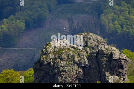 Luftbild, Bruchhauser Steine, Sehenswürdigkeiten in waldiger Hügellandschaft, Wanderer auf dem Feldstein mit Gipfelkreuz, Bruchhausen, Olsberg, Sauerland, Nordrhein-Westfalen, Deutschland ACHTUNGxMINDESTHONORARx60xEURO *** Luftansicht, Bruchhauser Steine, Anblick in bewaldeter Hügellandschaft, Wanderer auf dem Feldstein mit Gipfelkreuz, Bruchhausen, Olsberg, Sauerland, Nordrhein-Westfalen, Deutschland ACHTUNGxMINDESTHONORARx60xEURO Stockfoto