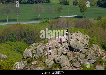 Luftbild, Bruchhauser Steine, Sehenswürdigkeiten in waldiger Hügellandschaft, Wanderer auf dem Feldstein mit Gipfelkreuz, Bruchhausen, Olsberg, Sauerland, Nordrhein-Westfalen, Deutschland ACHTUNGxMINDESTHONORARx60xEURO *** Luftansicht, Bruchhauser Steine, Anblick in bewaldeter Hügellandschaft, Wanderer auf dem Feldstein mit Gipfelkreuz, Bruchhausen, Olsberg, Sauerland, Nordrhein-Westfalen, Deutschland ACHTUNGxMINDESTHONORARx60xEURO Stockfoto