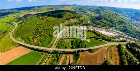 Luftbild, Gewerbegebiet Desmecke Industriestraße, Mayr-Melnhof Holz Olsberg GmbH Sägewerk, Solardach, Intersnack Deutschland SE Werk Olsberg Lebensmittelhersteller, Autobahn A46 und Bundesstraße B480n mit Talbrücke Schormecke und Ruhrtalbrücke, Hügellandschaft Waldgebiet Ochsenberg Landschaftsschutzgebiet, Erdkugel Grad, Fisheye Aufnahme, Fischaugen Aufnahme, 360 winzige Welt, kleiner Planet, Fischaugenbild, Antfeld, Olsberg, Sauerland, Nordrhein-Westfalen, Deutschland ACHTUNGxMINDESTHONORARx60xEURO *** Luftaufnahme, Industriegebiet Desmecke Industriestraße, Mayr Melnhof Holz Olsberg GmbH. Stockfoto