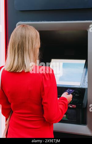 Frau mit ATM auf der Straße. Stockfoto