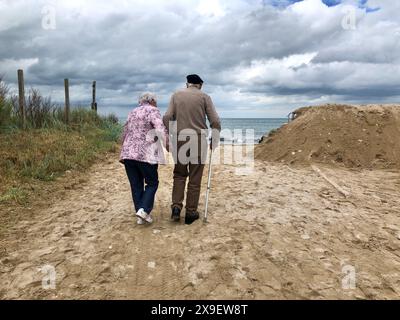 Aktenfoto vom 07/06/19, von Albert Price, der an die Küste am Gold Beach in Arromanches-les-Bains, Frankreich zurückkehrt, um Kreuze zu legen und an ihre gefallenen Kameraden zu erinnern. Es wurde ein Appell an die Menschen gerichtet, an dem Gottesdienst für den D-Day-Veteranen Albert Price teilzunehmen, dessen Frau und Tochter seine einzige Familie waren. Mr. Price war ein 18-jähriger Schütze der 4./7. Royal Dragoon Guards während der Landung in der Normandie im Jahr 1944. Ausgabedatum: Freitag, 31. Mai 2024. Stockfoto