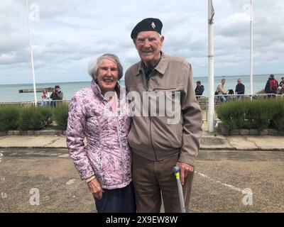 Aktenfoto vom 06/19 vom D-Day-Veteran Albert Price mit seiner Frau Betty Price, die an die Küste am Gold Beach in Arromanches-les-Bains, Frankreich, zurückkehrt, um Kreuze zu legen und an ihre gefallenen Kameraden zu erinnern. Es wurde ein Appell an die Menschen gerichtet, an dem Gottesdienst für den D-Day-Veteranen Albert Price teilzunehmen, dessen Frau und Tochter seine einzige Familie waren. Mr. Price war ein 18-jähriger Schütze der 4./7. Royal Dragoon Guards während der Landung in der Normandie im Jahr 1944. Ausgabedatum: Freitag, 31. Mai 2024. Stockfoto