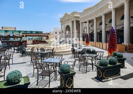 Doha, Katar - 1. Mai 2024: Katara Cultural Village, ein kultureller und kommerzieller Komplex in Doha, Katar, an der Ostküste zwischen West Bay und Stockfoto