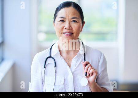 Selbstbewusste Ärztin Im Krankenhaus Mit Stethoskop Stockfoto