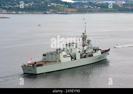 HMCS Charlottetown (FFH 339), eine Fregatte der Halifax-Klasse der Royal Canadian Navy, die während der Halifax International Fleet Week im Hafen von Halifax abgebildet wurde Stockfoto