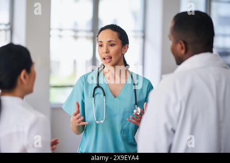 Das Medizinische Team Diskutiert Die Patientenversorgung Im Krankenhaus Stockfoto