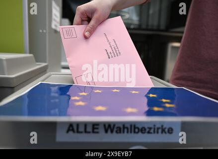 Schorndorf, Deutschland. 31. Mai 2024. Ein Stimmzettel mit Stimmzettel für die Europawahlen wird in einem Wahlhaus im Rathaus für die Briefwahl in eine Wahlurne gelegt. Quelle: Bernd Weißbrod/dpa/Alamy Live News Stockfoto