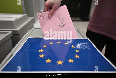 Schorndorf, Deutschland. 31. Mai 2024. Ein Stimmzettel mit Stimmzettel für die Europawahlen wird in einem Wahlhaus im Rathaus für die Briefwahl in eine Wahlurne gelegt. Quelle: Bernd Weißbrod/dpa/Alamy Live News Stockfoto