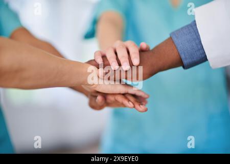 Vielfältiges medizinisches Team, das die Hände in Einheit und Zusammenarbeit zusammenbringt Stockfoto