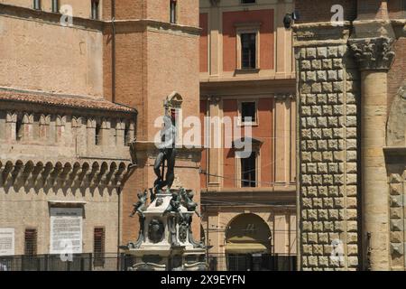 Die Piazza Maggiore ist das Herz von Bologna mit den Marmor der Basilika San Petronio, Palazzo d'Accursio, Palazzo Podestà und dem Neptunbrunnen Stockfoto