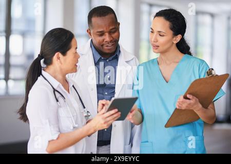 Vielfältiges medizinisches Team, das im Krankenhaus zusammenarbeitet Stockfoto