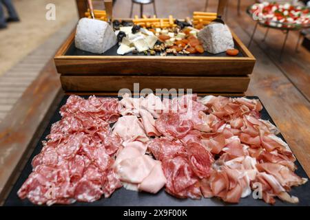 Geringe Schärfentiefe (selektiver Fokus) mit verschiedenen Fleischsorten (Wurstwaren) an einem Buffet. Stockfoto