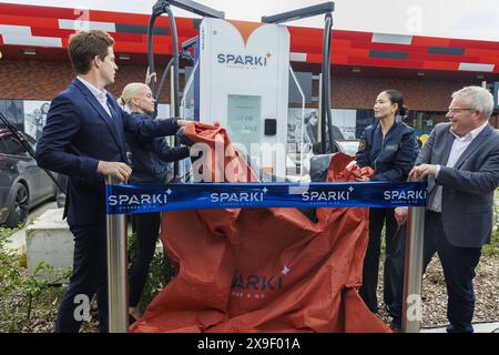 Chatelet, Belgien. 31. Mai 2024. Die erste Sparki Ultra-Schnellladestation für Elektroautos in Belgien wird am Freitag, dem 31. Mai 2024 in Chatelet eröffnet. Diese Sparki-Ladestation mit einer Kapazität von 720 kW befindet sich in Châtelineau im neuen Einkaufskomplex FrunPark und ermöglicht das Aufladen von bis zu 8 Autos gleichzeitig in nur wenigen Minuten. BELGA FOTO NICOLAS MAETERLINCK Credit: Belga News Agency/Alamy Live News Stockfoto