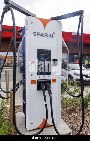 Chatelet, Belgien. 31. Mai 2024. Die erste Sparki Ultra-Schnellladestation für Elektroautos in Belgien wird am Freitag, dem 31. Mai 2024 in Chatelet eröffnet. Diese Sparki-Ladestation mit einer Kapazität von 720 kW befindet sich in Châtelineau im neuen Einkaufskomplex FrunPark und ermöglicht das Aufladen von bis zu 8 Autos gleichzeitig in nur wenigen Minuten. BELGA FOTO NICOLAS MAETERLINCK Credit: Belga News Agency/Alamy Live News Stockfoto