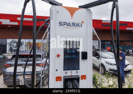 Chatelet, Belgien. 31. Mai 2024. Die erste Sparki Ultra-Schnellladestation für Elektroautos in Belgien wird am Freitag, dem 31. Mai 2024 in Chatelet eröffnet. Diese Sparki-Ladestation mit einer Kapazität von 720 kW befindet sich in Châtelineau im neuen Einkaufskomplex FrunPark und ermöglicht das Aufladen von bis zu 8 Autos gleichzeitig in nur wenigen Minuten. BELGA FOTO NICOLAS MAETERLINCK Credit: Belga News Agency/Alamy Live News Stockfoto