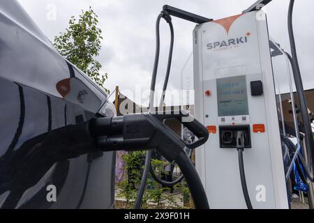 Chatelet, Belgien. 31. Mai 2024. Die erste Sparki Ultra-Schnellladestation für Elektroautos in Belgien wird am Freitag, dem 31. Mai 2024 in Chatelet eröffnet. Diese Sparki-Ladestation mit einer Kapazität von 720 kW befindet sich in Châtelineau im neuen Einkaufskomplex FrunPark und ermöglicht das Aufladen von bis zu 8 Autos gleichzeitig in nur wenigen Minuten. BELGA FOTO NICOLAS MAETERLINCK Credit: Belga News Agency/Alamy Live News Stockfoto