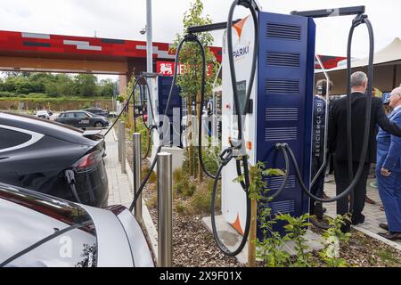 Chatelet, Belgien. 31. Mai 2024. Die erste Sparki Ultra-Schnellladestation für Elektroautos in Belgien wird am Freitag, dem 31. Mai 2024 in Chatelet eröffnet. Diese Sparki-Ladestation mit einer Kapazität von 720 kW befindet sich in Châtelineau im neuen Einkaufskomplex FrunPark und ermöglicht das Aufladen von bis zu 8 Autos gleichzeitig in nur wenigen Minuten. BELGA FOTO NICOLAS MAETERLINCK Credit: Belga News Agency/Alamy Live News Stockfoto