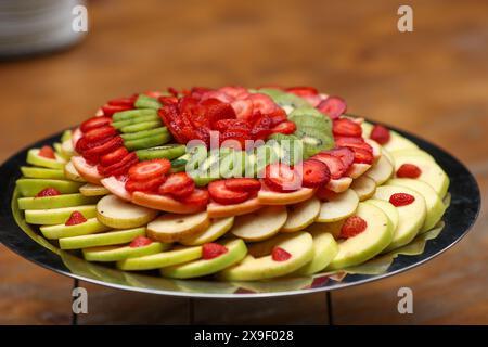 Geringe Schärfentiefe (selektiver Fokus) mit einem Obstsalat am Buffet. Stockfoto