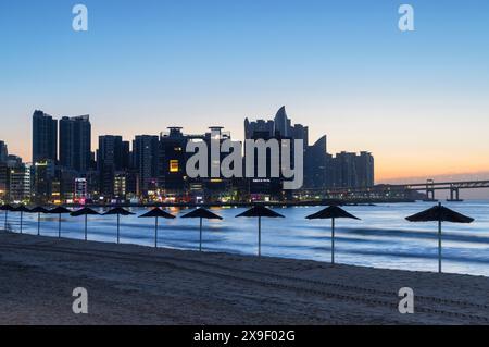 Gwangalli Beach und Gwangan Bridge at Dawn, Busan, Südkorea Stockfoto