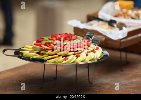 Geringe Schärfentiefe (selektiver Fokus) mit einem Obstsalat am Buffet. Stockfoto