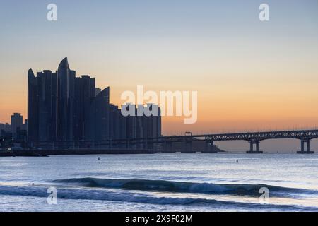 Wolkenkratzer von Marine City und Gwangan Bridge at Dawn, Busan, Südkorea Stockfoto