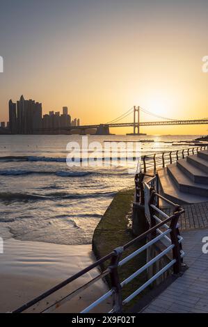 Wolkenkratzer von Marine City und Gwangan Bridge vom Gwangalli Beach bei Sonnenaufgang, Busan, Südkorea Stockfoto