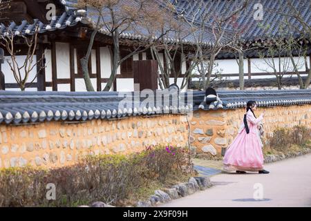Frau in traditioneller Kleidung in Gyeongju Gyochon Traditional Village, Gyeongju, Südkorea Stockfoto
