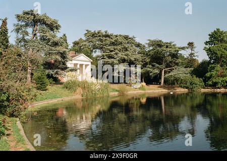 Gunnersbury Park, London UK, im Sommer mit dem Round Pond und dem Doric Tempel aus dem 18. Jahrhundert Stockfoto