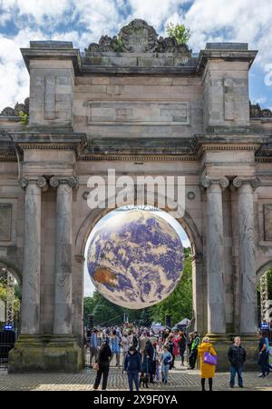 Luke Jerrams „Gaia“-Kunstwerk wird am Grand Entrance of Birkenhead Park auf dem Wirral im Rahmen der Veranstaltungen des Wirral Borough of Culture 2024 ausgestellt. Stockfoto