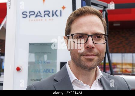 Chatelet, Belgien. 31. Mai 2024. Peter Buyckx, CEO von SPARKI, wurde am Freitag, den 31. Mai 2024, in Chatelet während der ersten Sparki-Ultra-Schnellladestation für Elektroautos in Belgien, dargestellt. Diese Sparki-Ladestation mit einer Kapazität von 720 kW befindet sich in Châtelineau im neuen Einkaufskomplex FrunPark und ermöglicht das Aufladen von bis zu 8 Autos gleichzeitig in nur wenigen Minuten. BELGA FOTO NICOLAS MAETERLINCK Credit: Belga News Agency/Alamy Live News Stockfoto