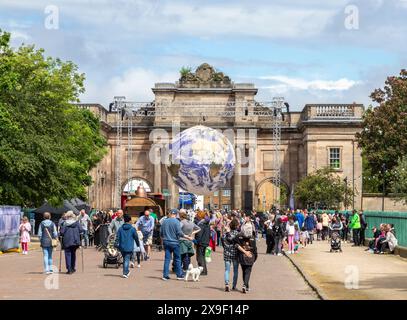 Luke Jerrams „Gaia“-Kunstwerk wird am Grand Entrance of Birkenhead Park auf dem Wirral im Rahmen der Veranstaltungen des Wirral Borough of Culture 2024 ausgestellt. Stockfoto