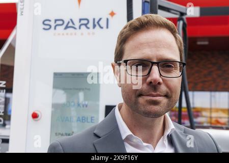 Chatelet, Belgien. 31. Mai 2024. Peter Buyckx, CEO von SPARKI, wurde am Freitag, den 31. Mai 2024, in Chatelet während der ersten Sparki-Ultra-Schnellladestation für Elektroautos in Belgien, dargestellt. Diese Sparki-Ladestation mit einer Kapazität von 720 kW befindet sich in Châtelineau im neuen Einkaufskomplex FrunPark und ermöglicht das Aufladen von bis zu 8 Autos gleichzeitig in nur wenigen Minuten. BELGA FOTO NICOLAS MAETERLINCK Credit: Belga News Agency/Alamy Live News Stockfoto