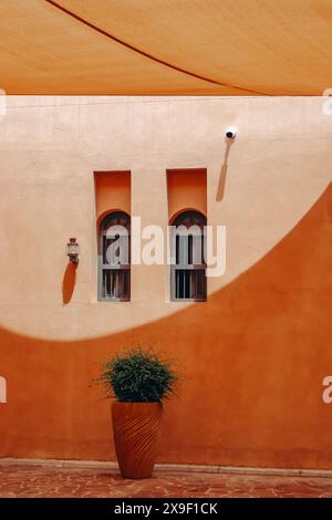 Katara Cultural Village, ein kultureller und kommerzieller Komplex in Doha, Katar, liegt an der Ostküste zwischen West Bay und The Pearl. Stockfoto