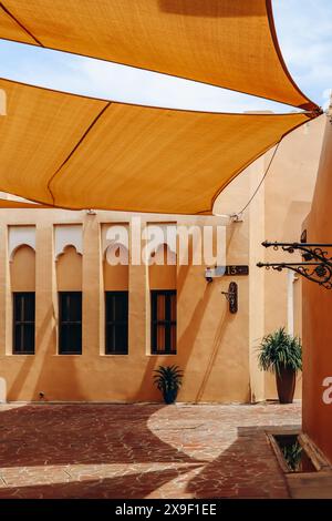 Katara Cultural Village, ein kultureller und kommerzieller Komplex in Doha, Katar, liegt an der Ostküste zwischen West Bay und The Pearl. Stockfoto